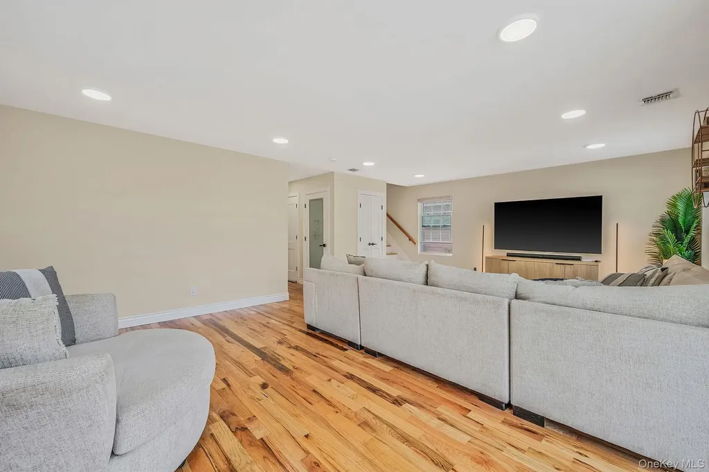 28 Vanderbilt Avenue Babylon NY 11702