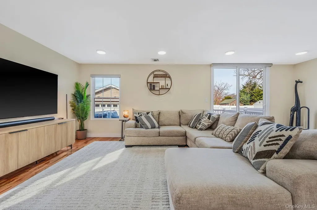 28 Vanderbilt Avenue Babylon NY 11702