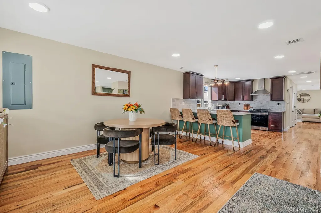 28 Vanderbilt Avenue Babylon NY 11702