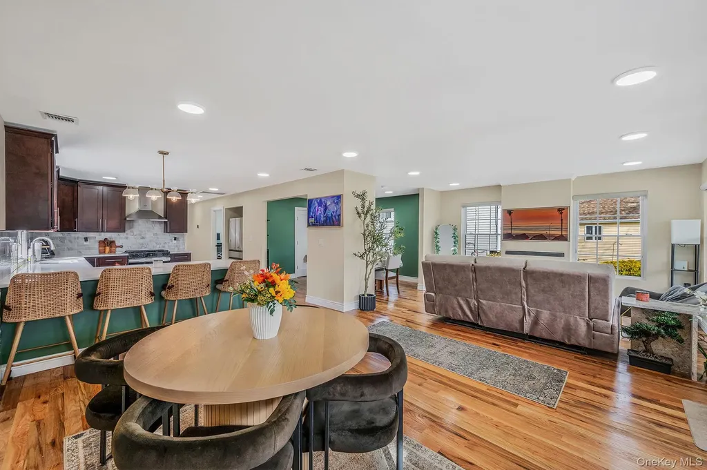 28 Vanderbilt Avenue Babylon NY 11702