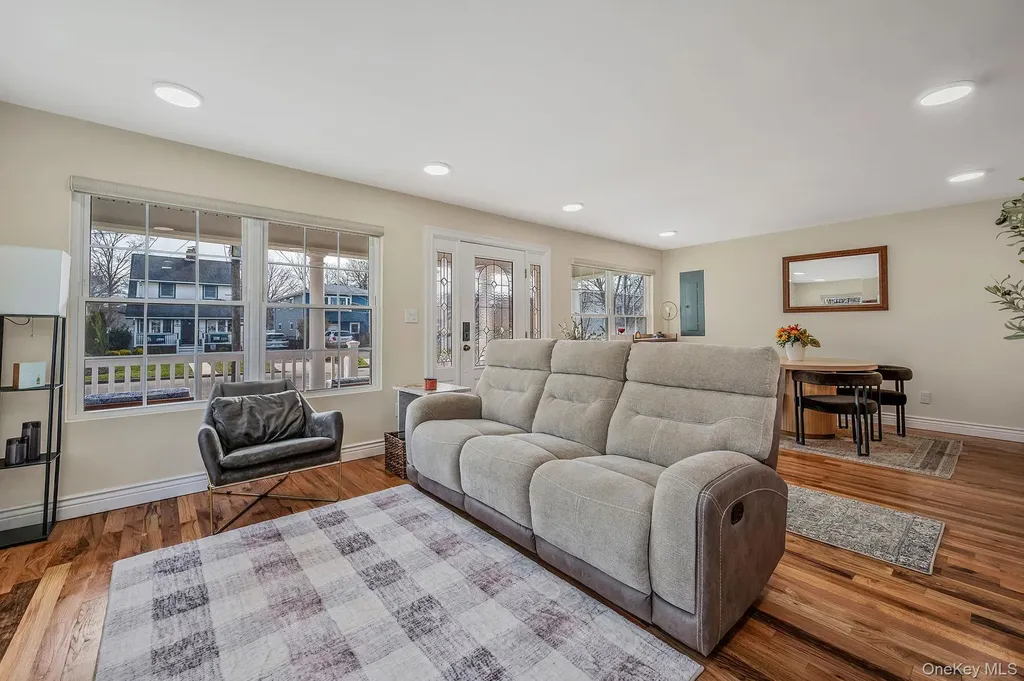 28 Vanderbilt Avenue Babylon NY 11702