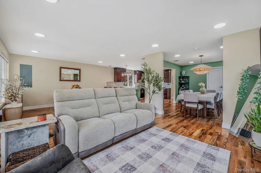 28 Vanderbilt Avenue Babylon NY 11702