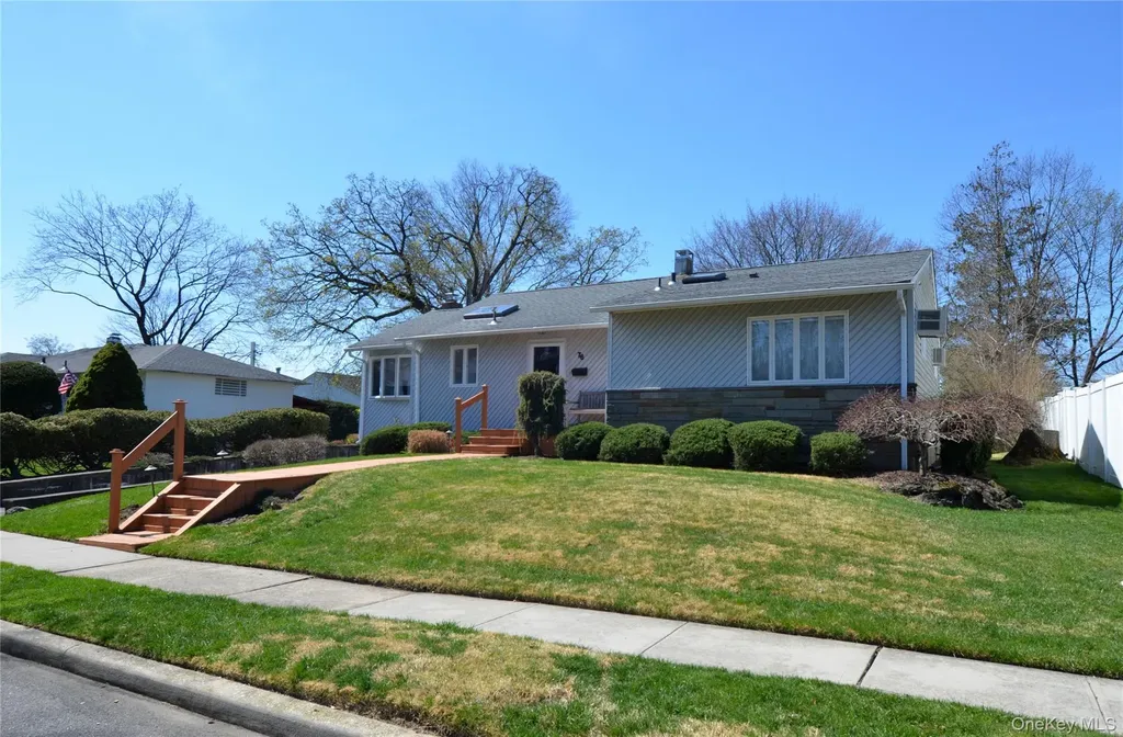 76 Diamond Drive Plainview NY 11803