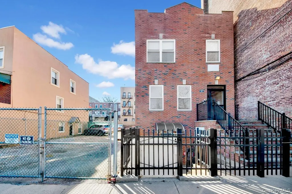 2527 Matthews Avenue Bronx NY 10467