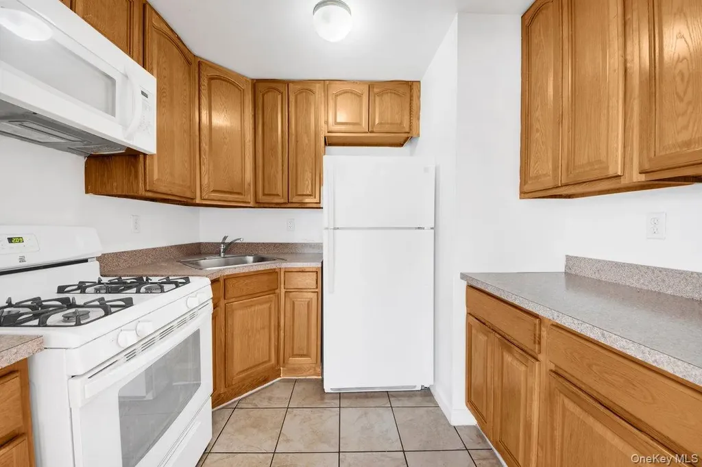 2527 Matthews Avenue Bronx NY 10467