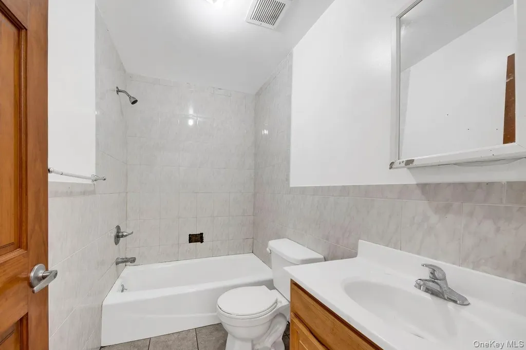 2527 Matthews Avenue Bronx NY 10467