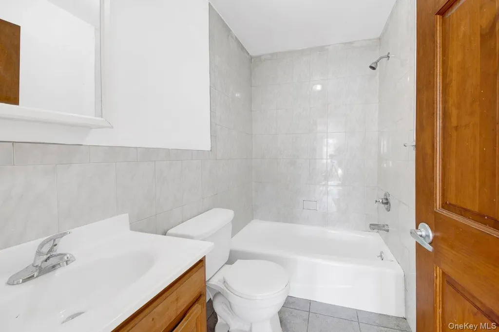 2527 Matthews Avenue Bronx NY 10467