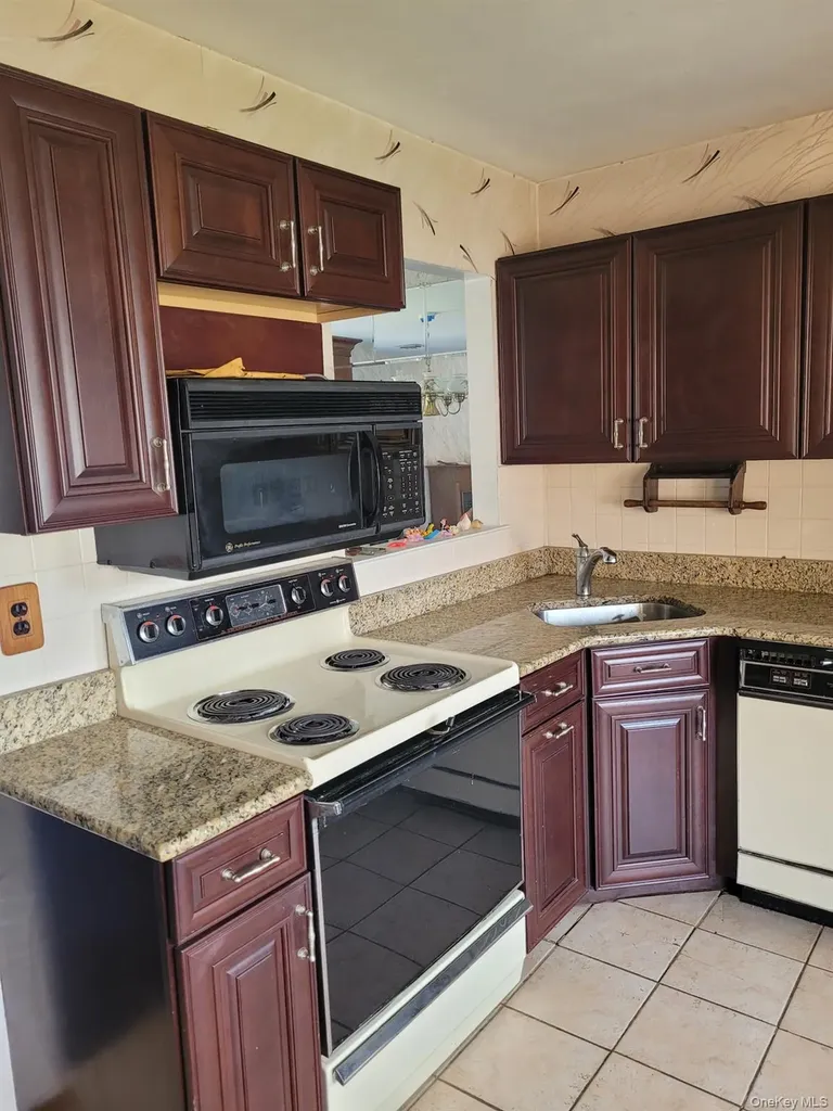 174 Melanie Way Commack NY 11725