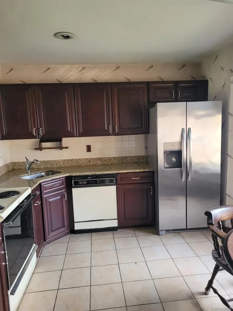 174 Melanie Way Commack NY 11725