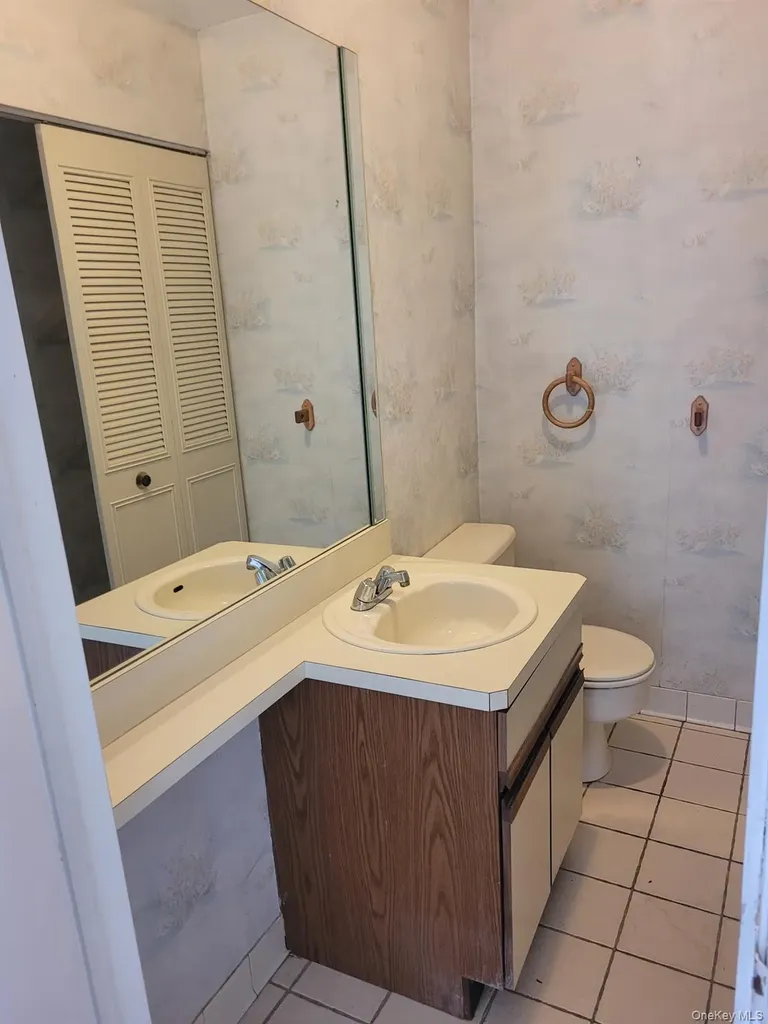 174 Melanie Way Commack NY 11725