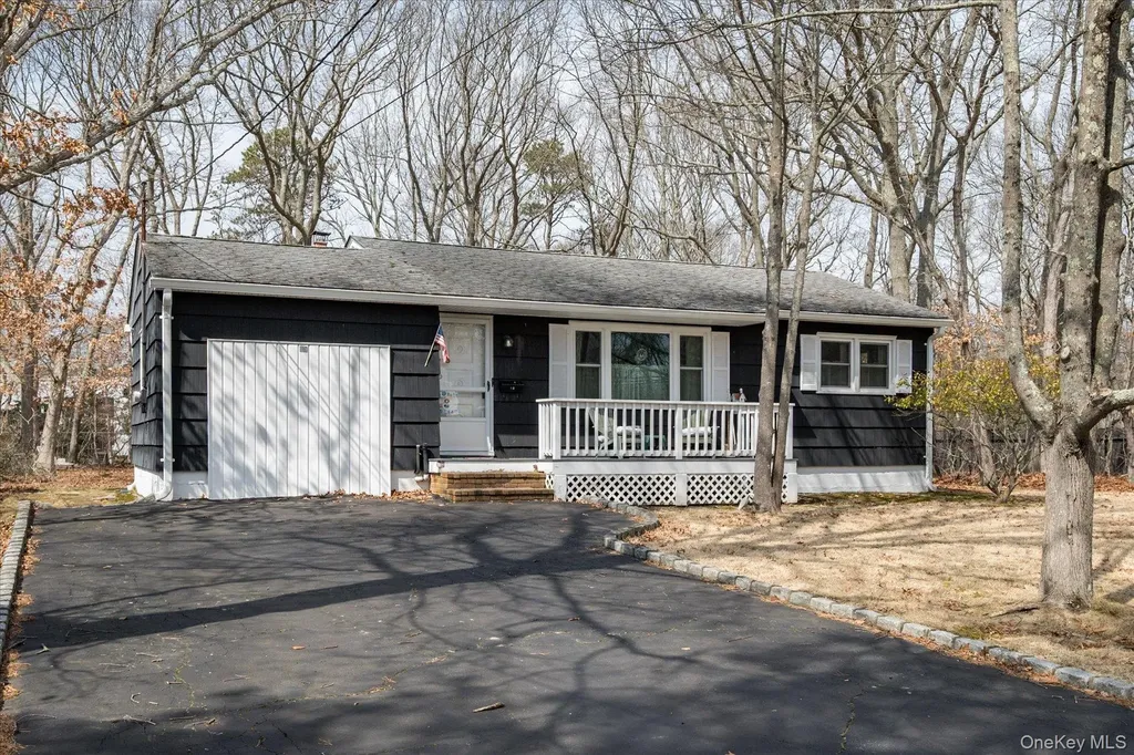 18 Maple Avenue Bellport NY 11713