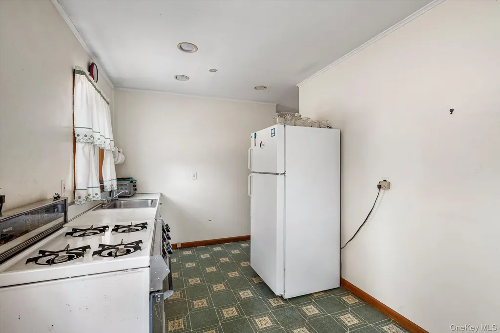 18 Maple Avenue Bellport NY 11713