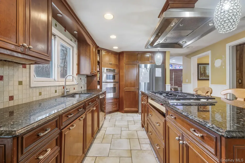 6 Strawberry Hill Lane West Nyack NY 10994