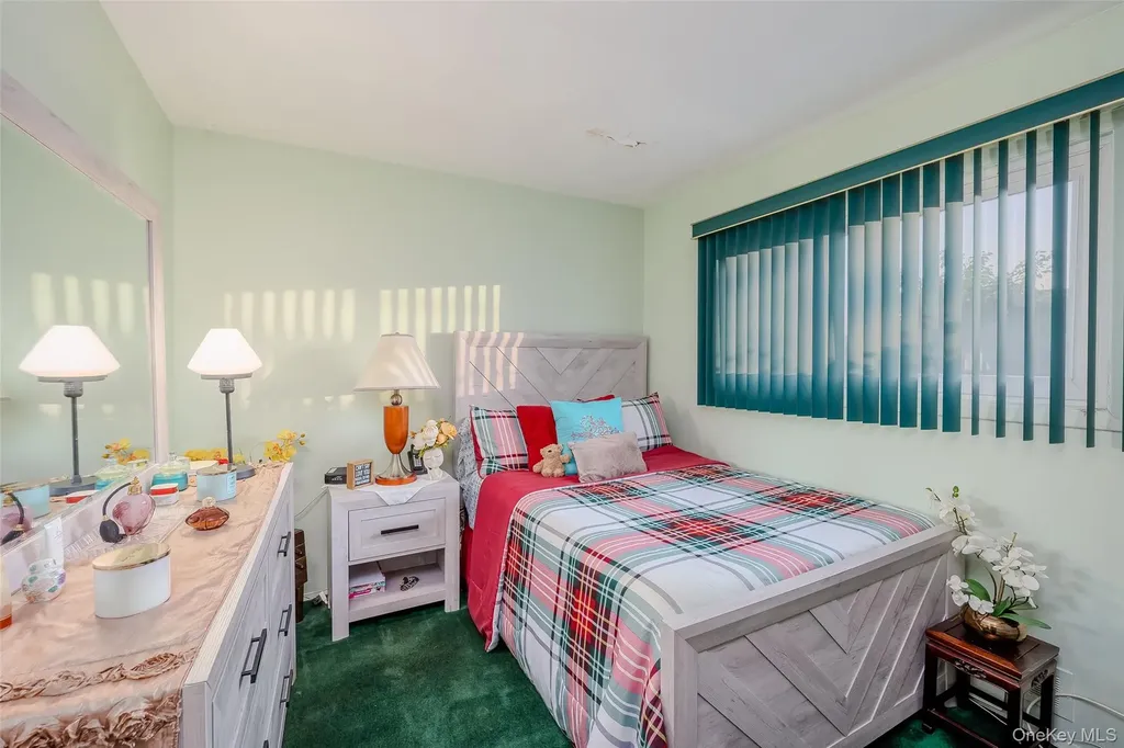 49 Ann Drive E Freeport NY 11520