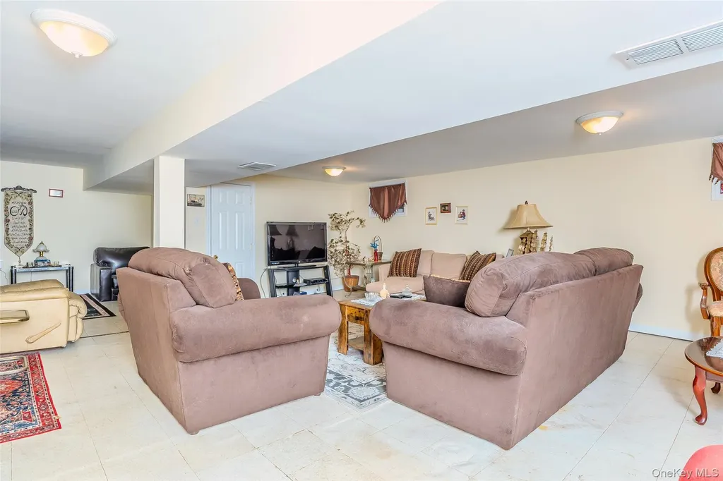 49 Ann Drive E Freeport NY 11520