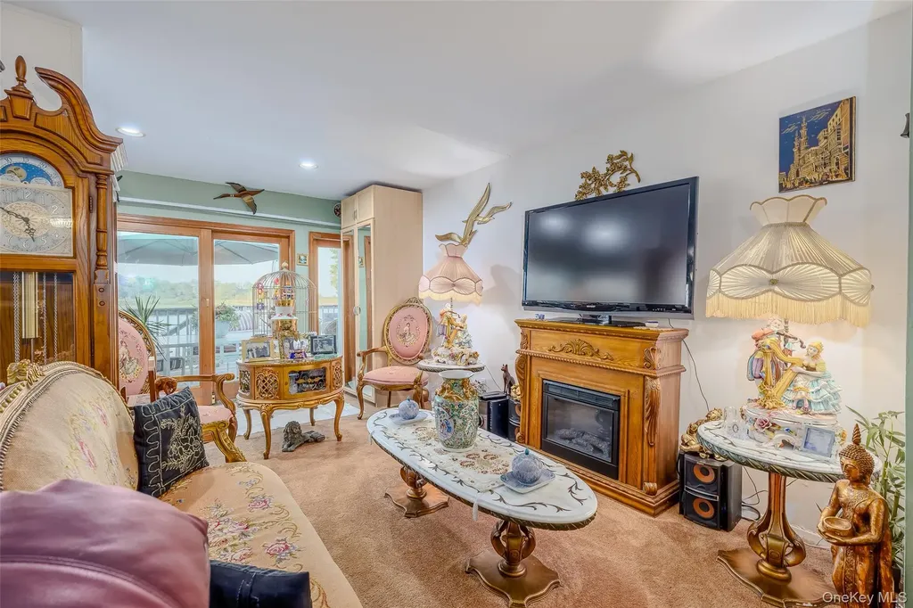 49 Ann Drive E Freeport NY 11520