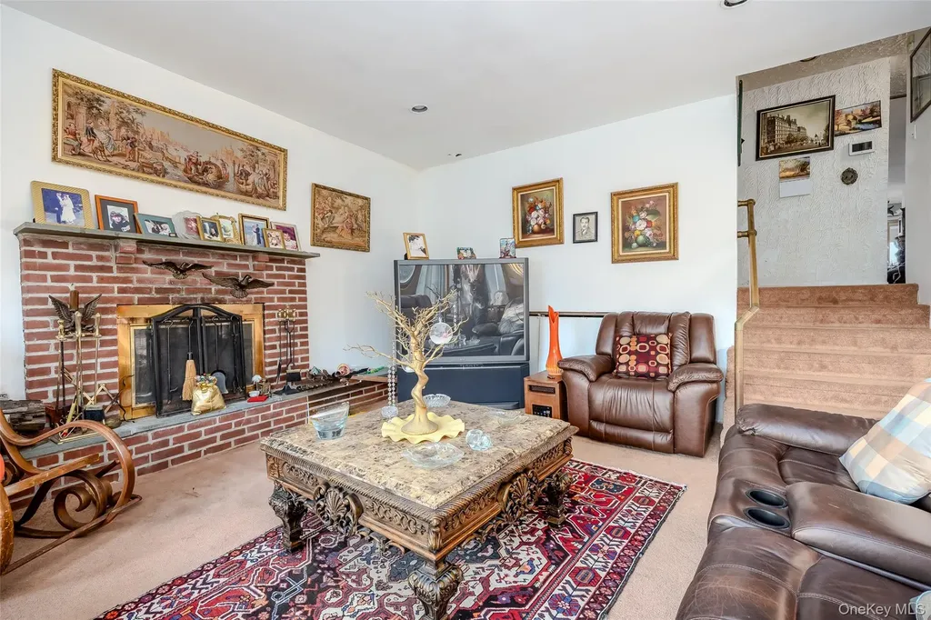 49 Ann Drive E Freeport NY 11520
