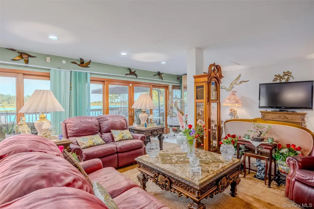 49 Ann Drive E Freeport NY 11520