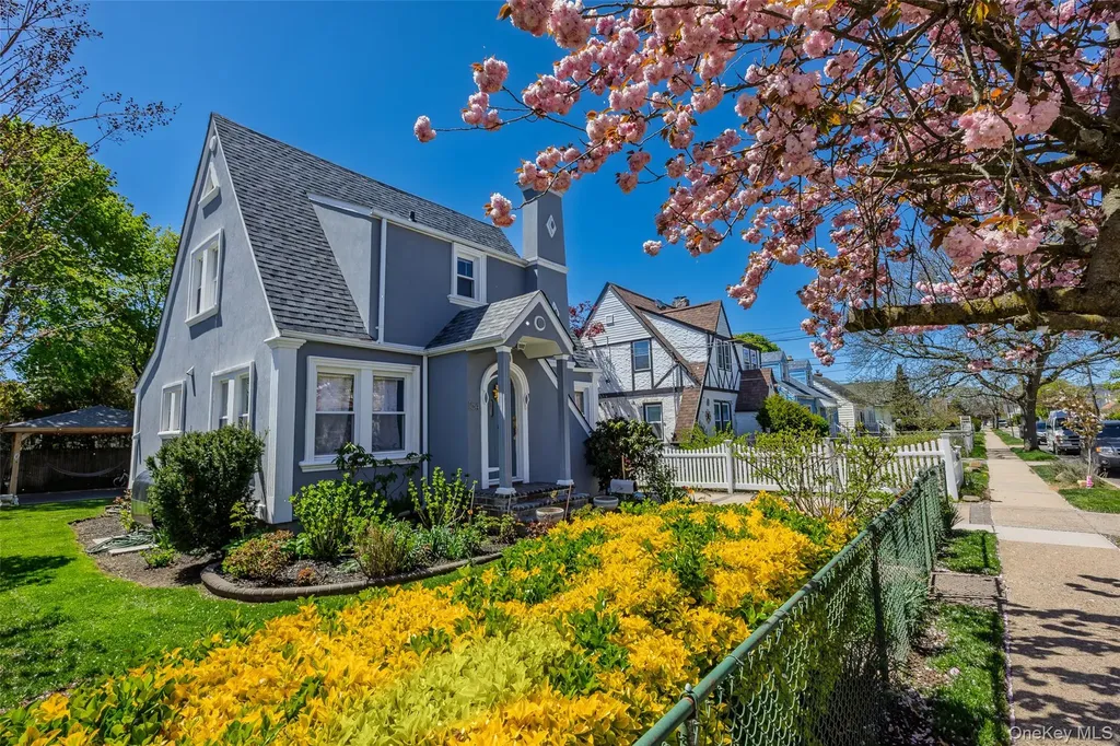 154 E Dean Street Freeport NY 11520