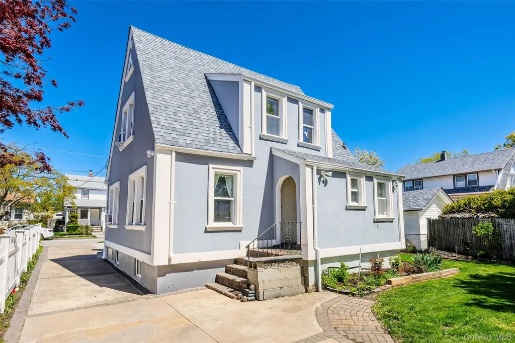 154 E Dean Street Freeport NY 11520
