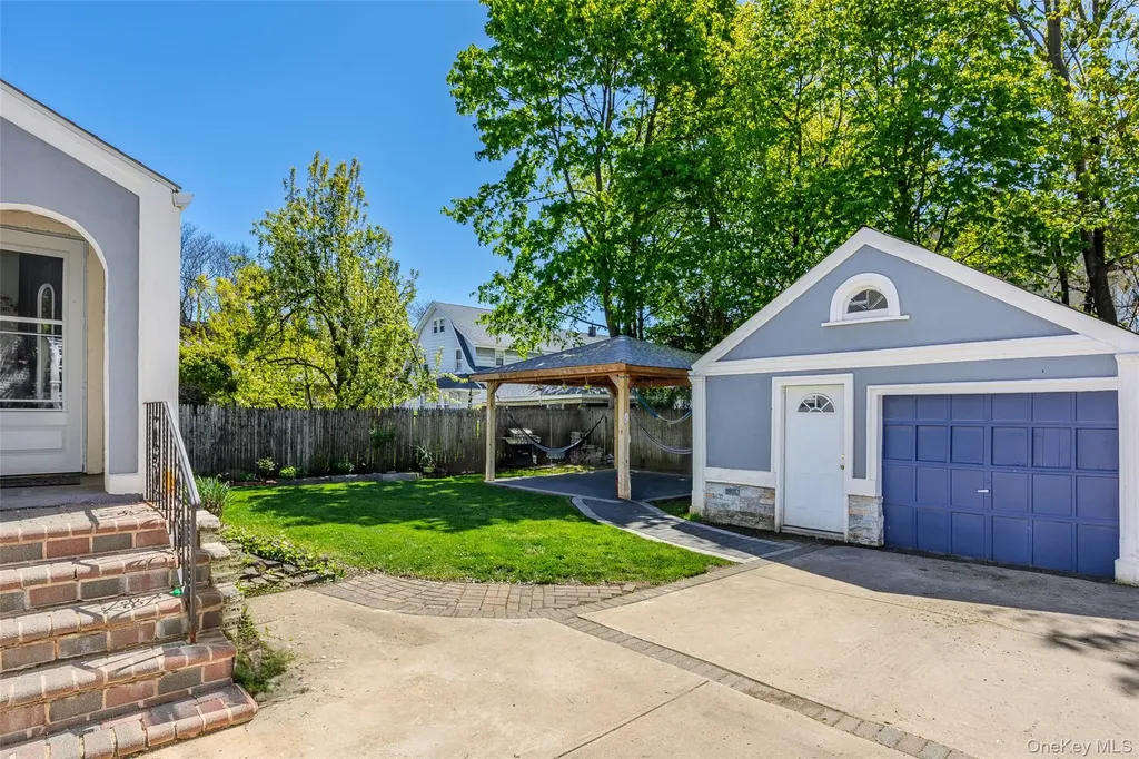 154 E Dean Street Freeport NY 11520