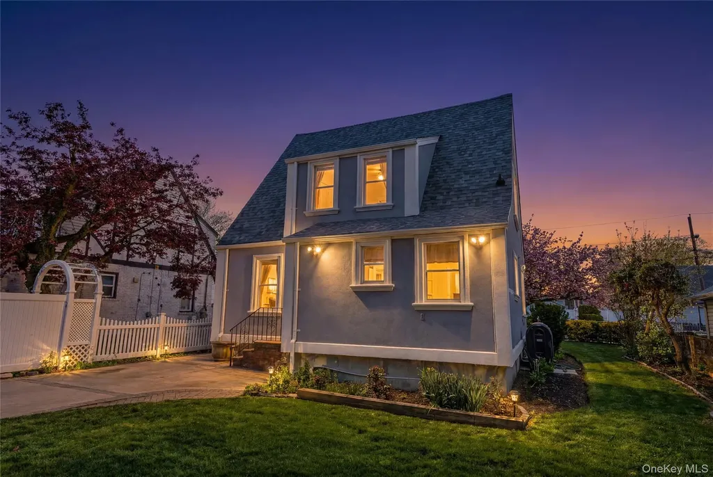 154 E Dean Street Freeport NY 11520