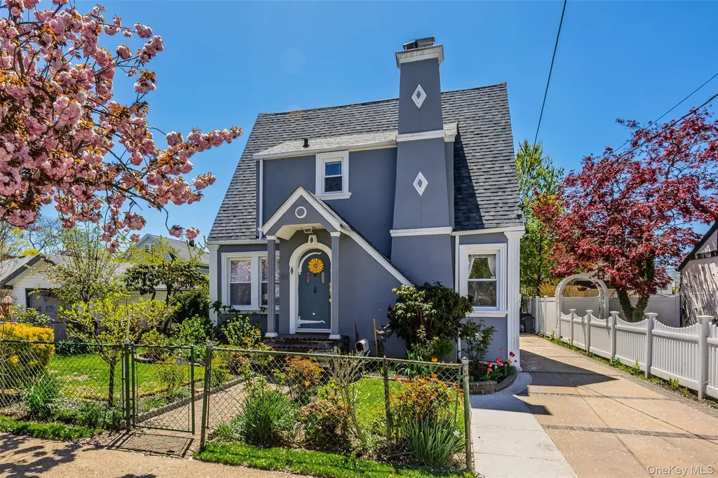 154 E Dean Street Freeport NY 11520