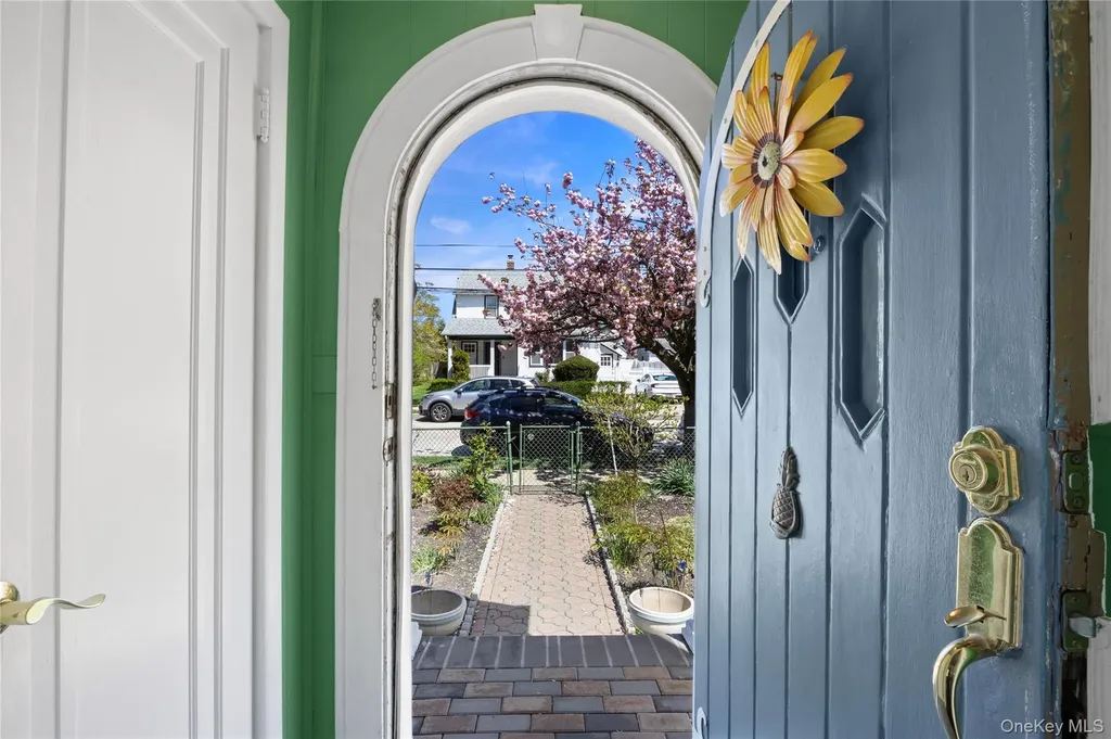 154 E Dean Street Freeport NY 11520