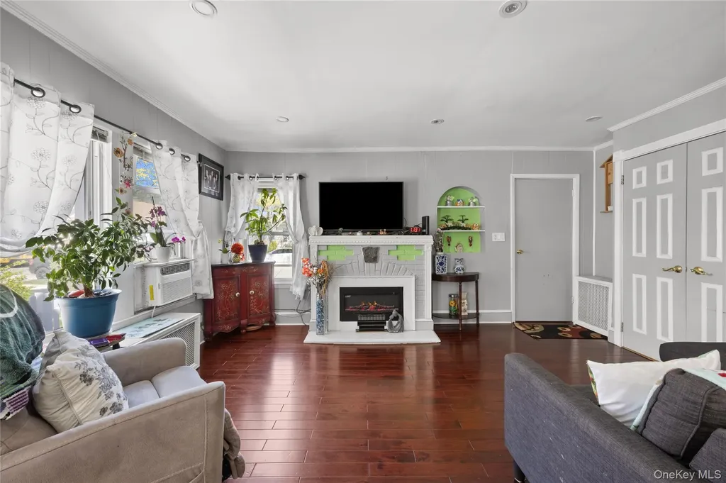 154 E Dean Street Freeport NY 11520