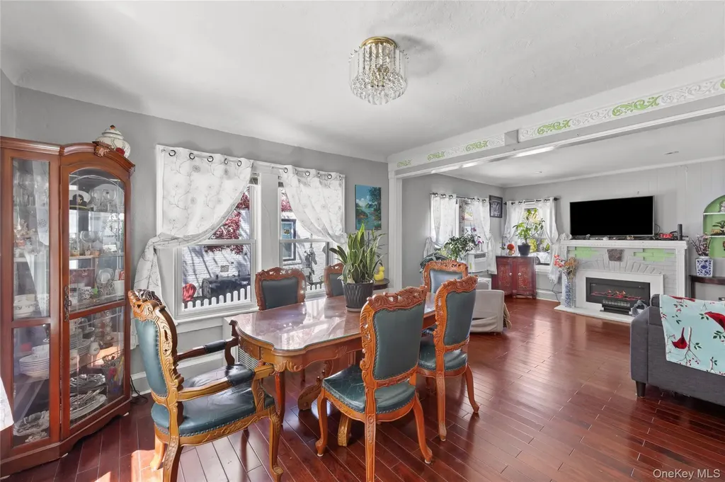 154 E Dean Street Freeport NY 11520