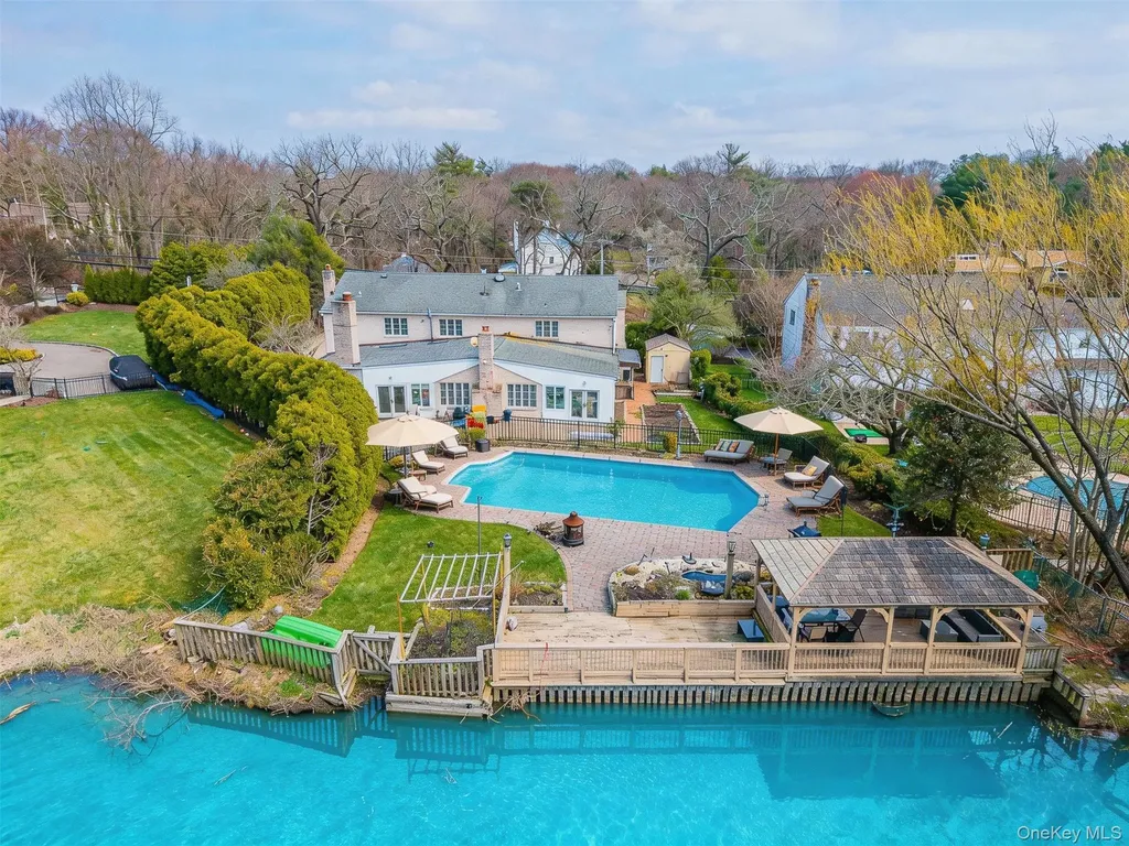 117 Plainview Road Woodbury NY 11797