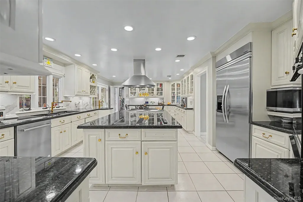 117 Plainview Road Woodbury NY 11797