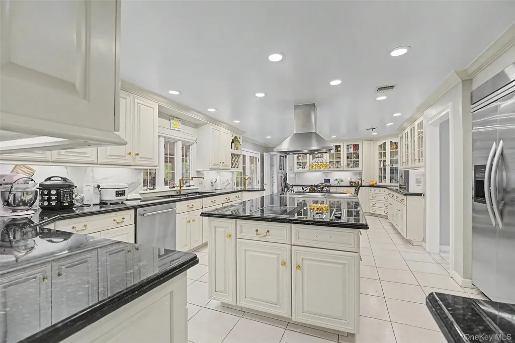 117 Plainview Road Woodbury NY 11797