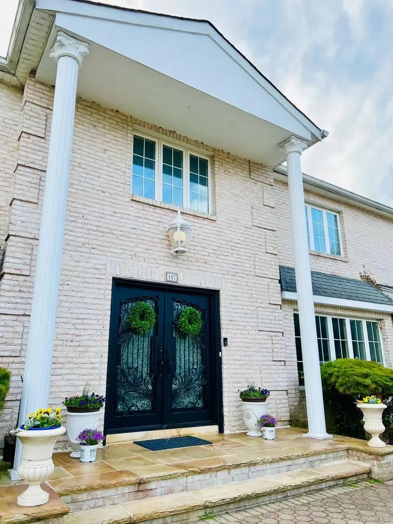 117 Plainview Road Woodbury NY 11797