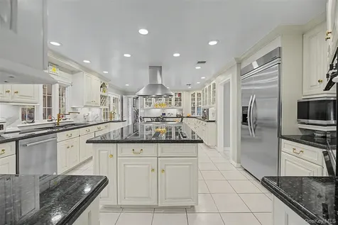 117 Plainview Road Woodbury NY 11797