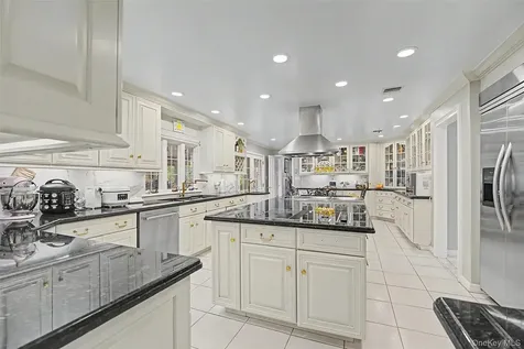 117 Plainview Road Woodbury NY 11797