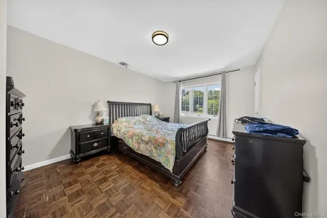 117 Plainview Road Woodbury NY 11797