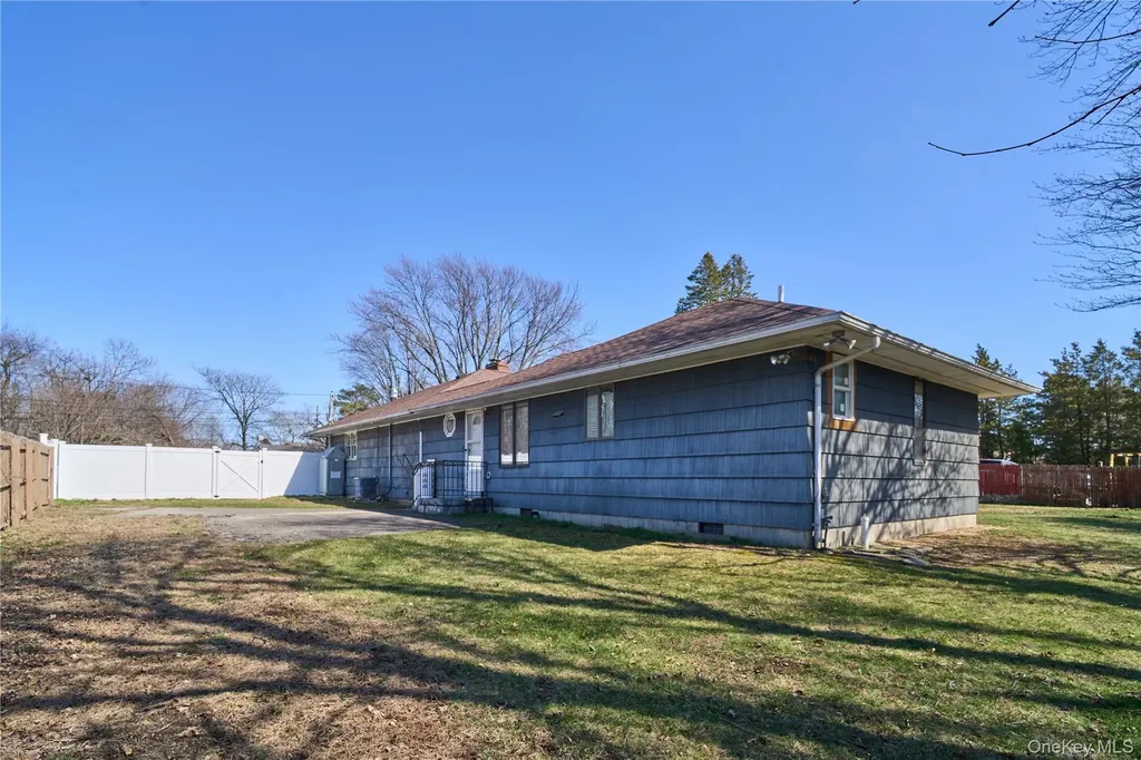 42 Peary Street West Babylon NY 11704