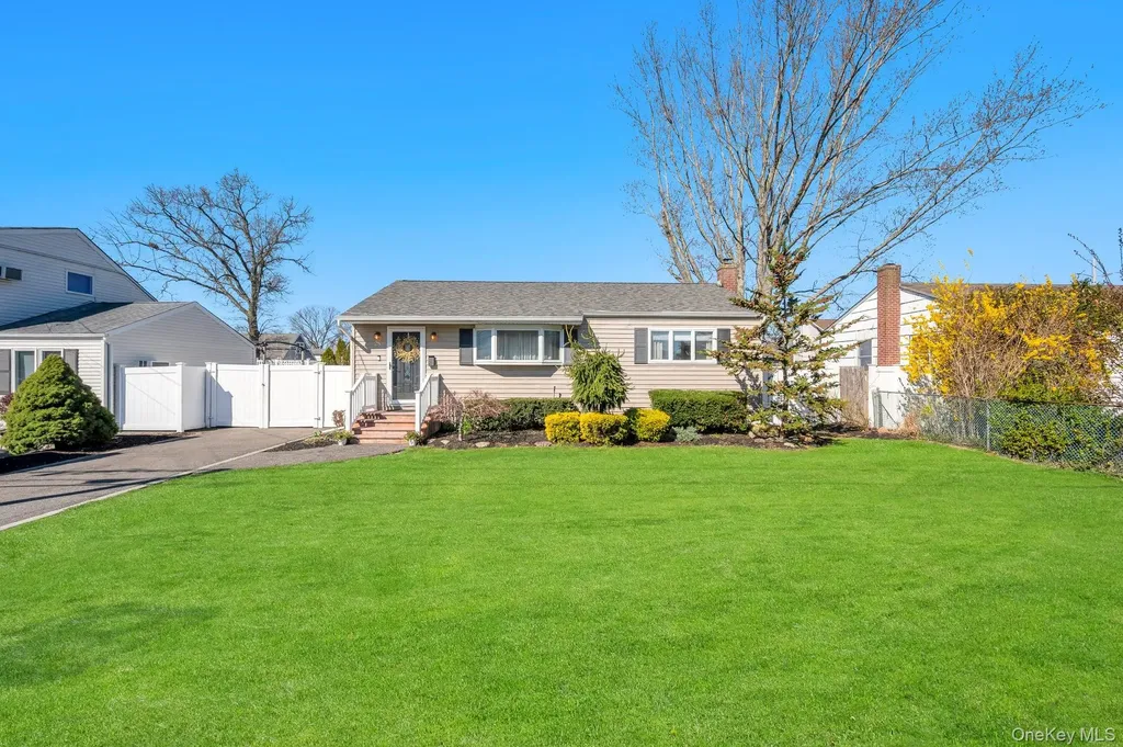 28 Saint Joseph Avenue Ronkonkoma NY 11779
