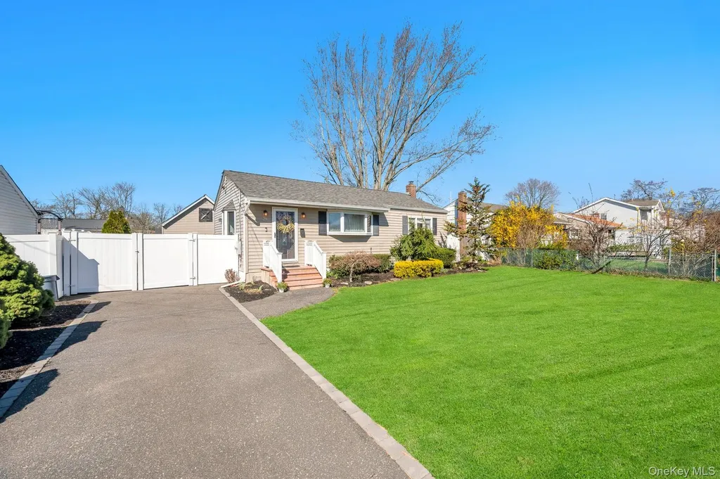 28 Saint Joseph Avenue Ronkonkoma NY 11779