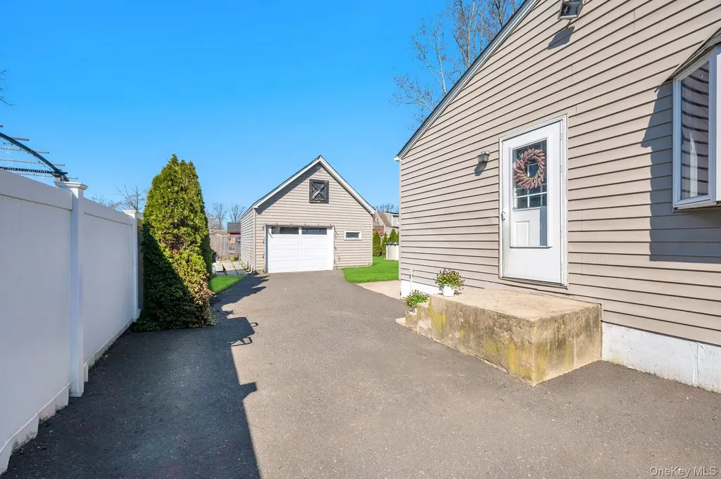 28 Saint Joseph Avenue Ronkonkoma NY 11779