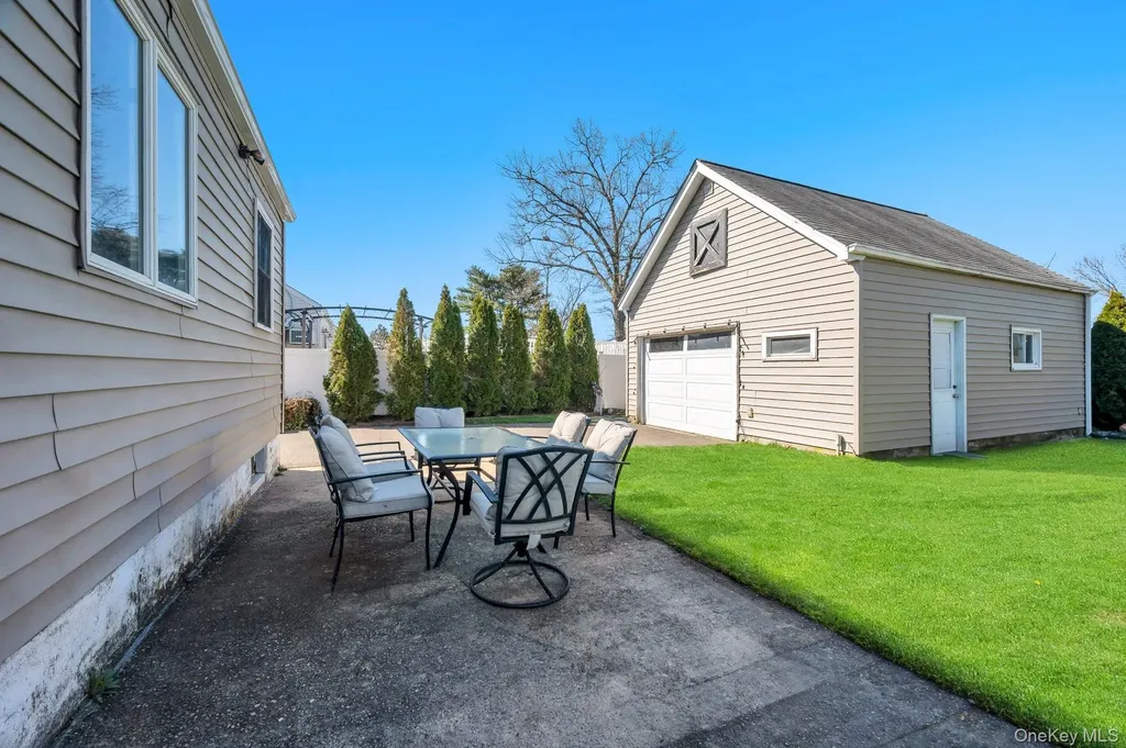 28 Saint Joseph Avenue Ronkonkoma NY 11779