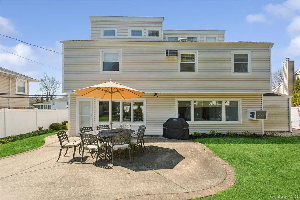 10 Lever Place Plainview NY 11803