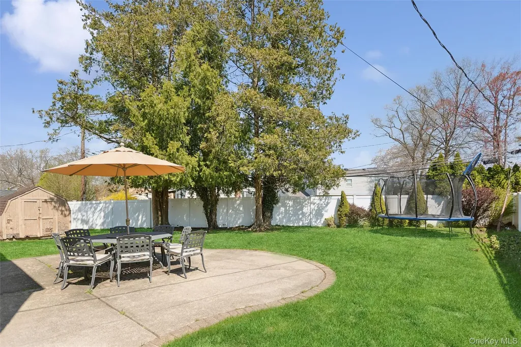 10 Lever Place Plainview NY 11803