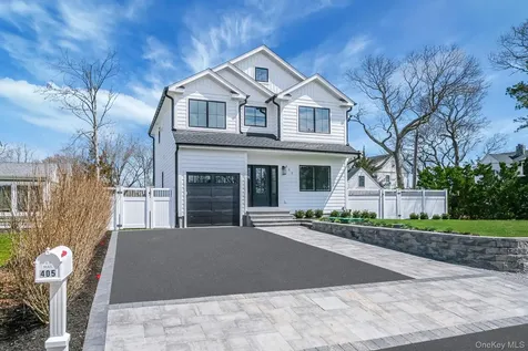 405 S Oakwood Drive Laurel NY 11948