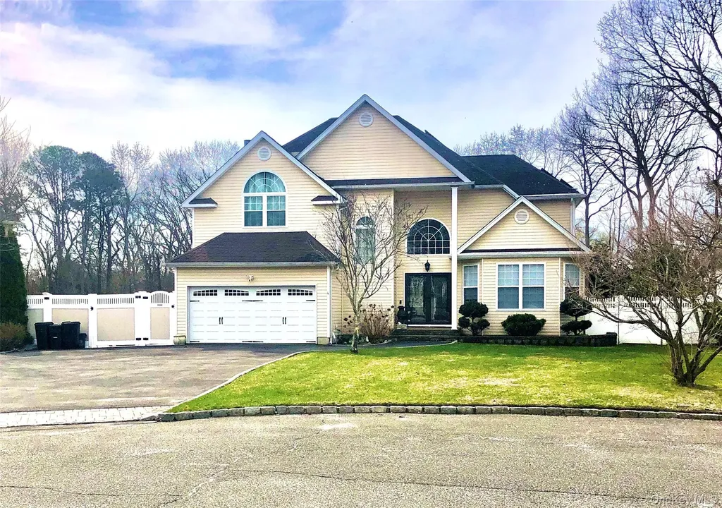 10 Debron Court Centereach NY 11720