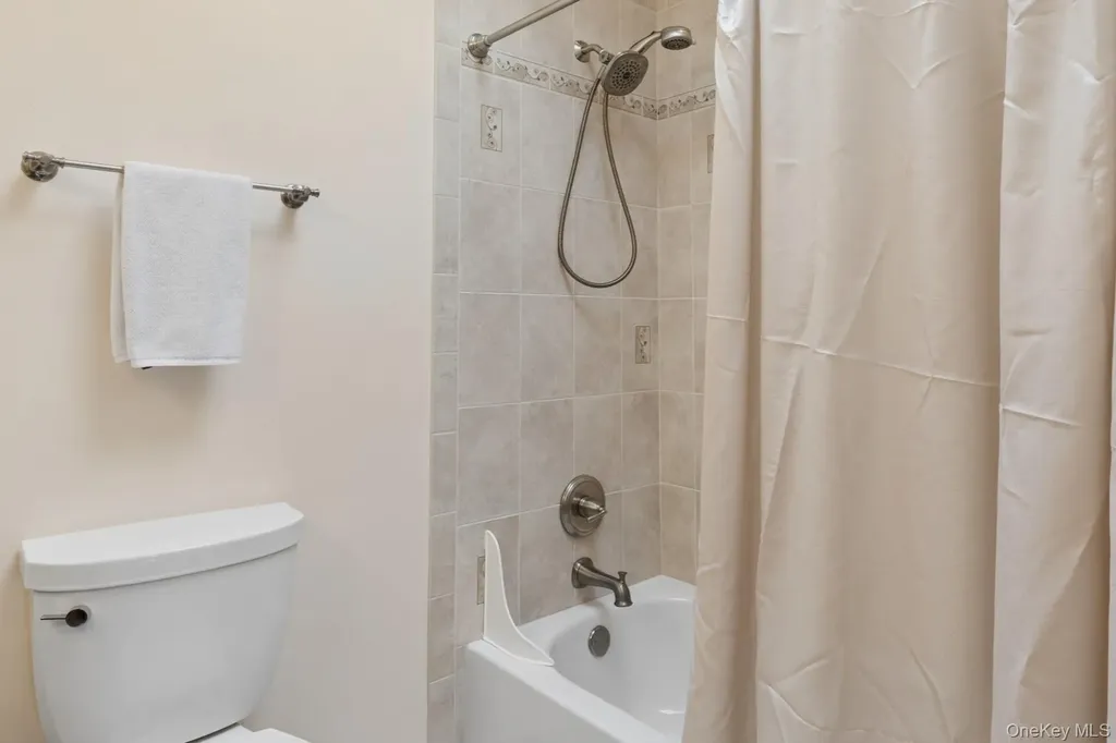 10 Harbor Road Hampton Bays NY 11946