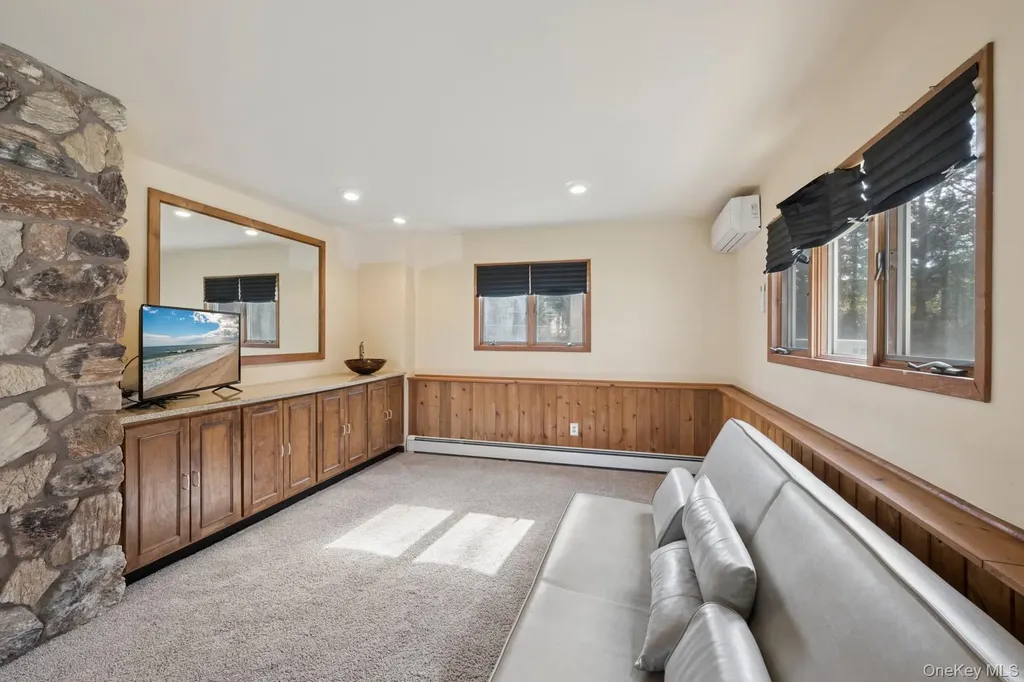10 Harbor Road Hampton Bays NY 11946