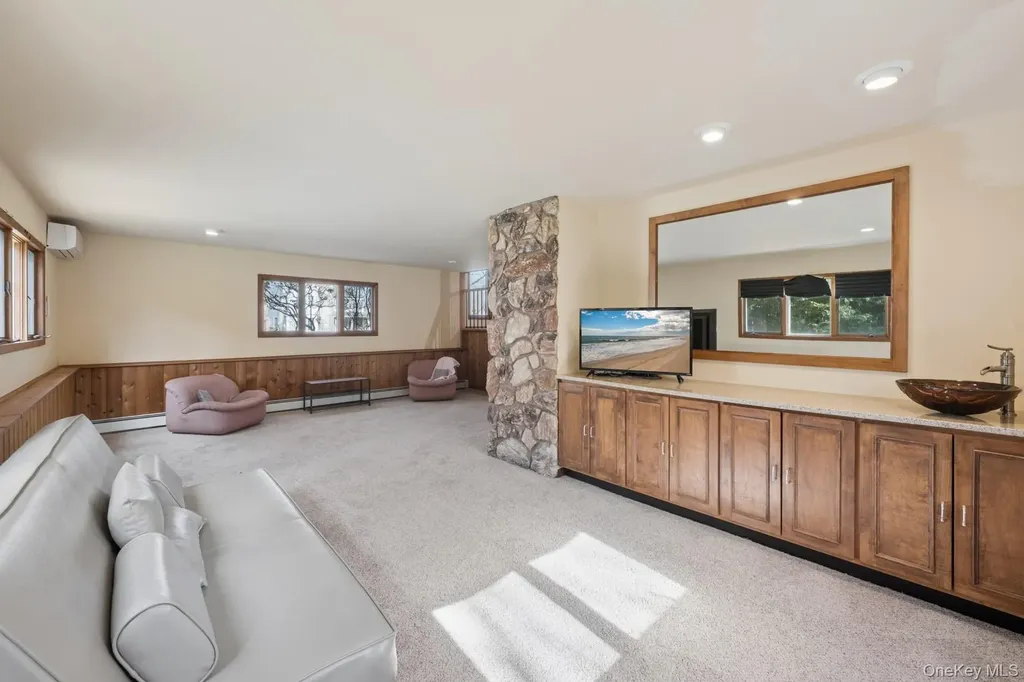 10 Harbor Road Hampton Bays NY 11946