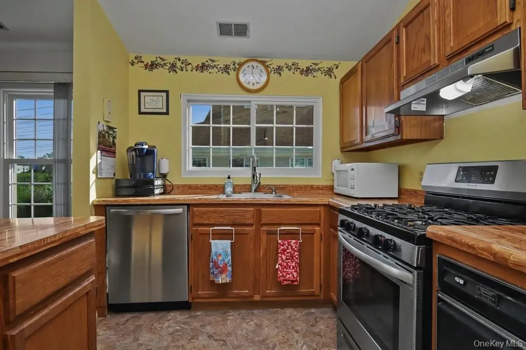 2323 Whispering Hills Chester NY 10918